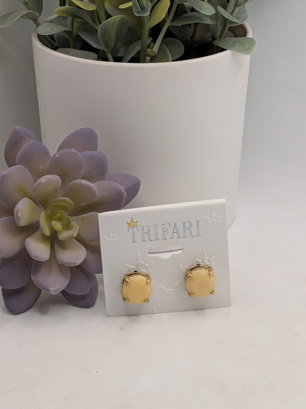 🌞👑 Trifari Gold-Tone Pale Yellow Cabochon Stud Earrings
